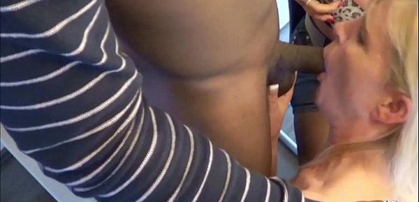 Zwei Reife deutsche Frauen ficken den schwarzen Postboten